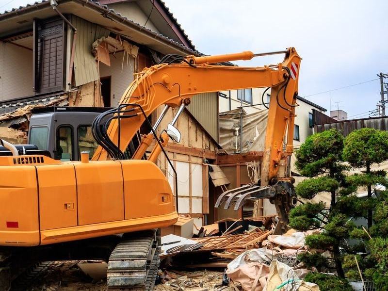 解体工事中のショベルカーのイメージ