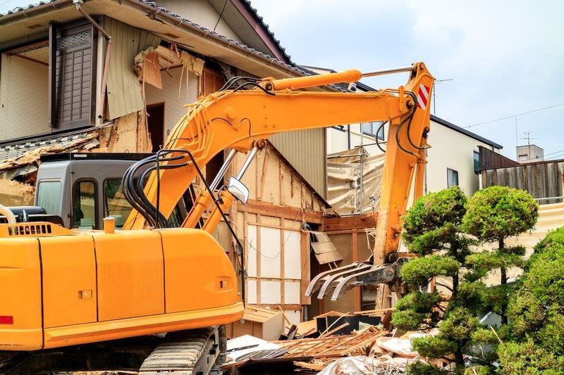 解体工事中のショベルカーのイメージ